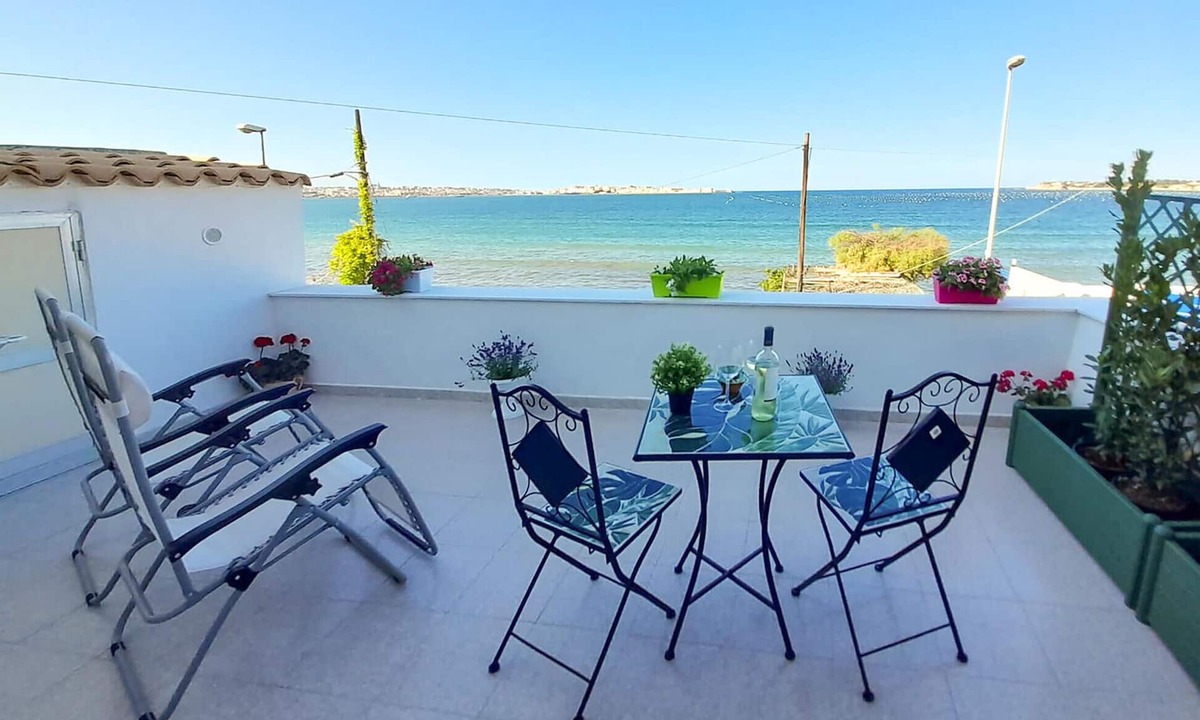 Carrozziere House | 1 bedroom beach front home in Siracusa