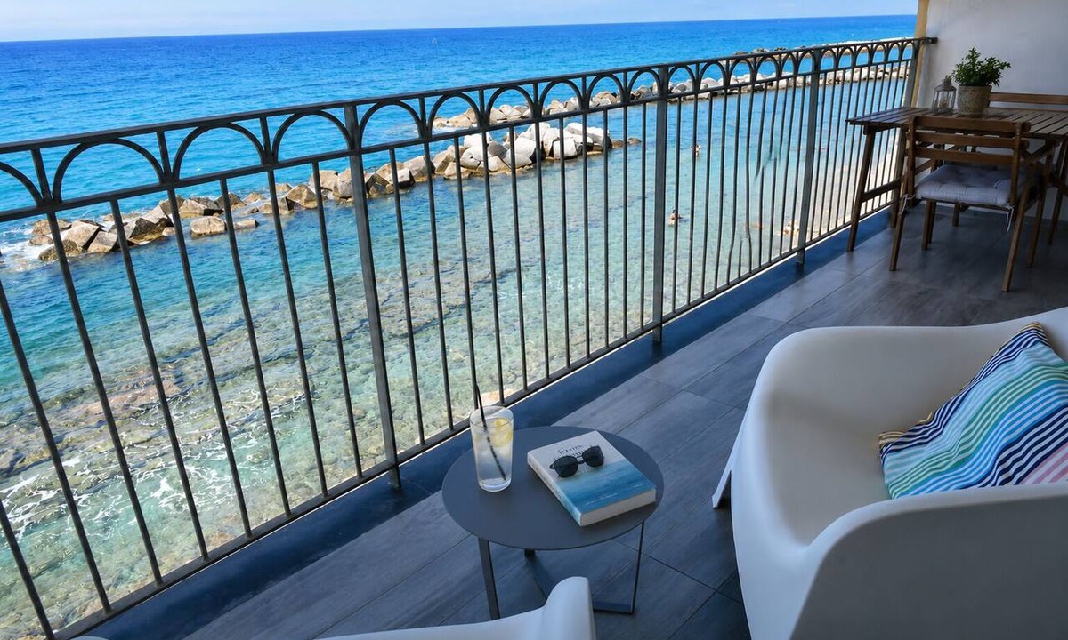 Pizzo Apartment | 10 meters from the beach—Marina Holiday Home, Beachfront House—Calabria