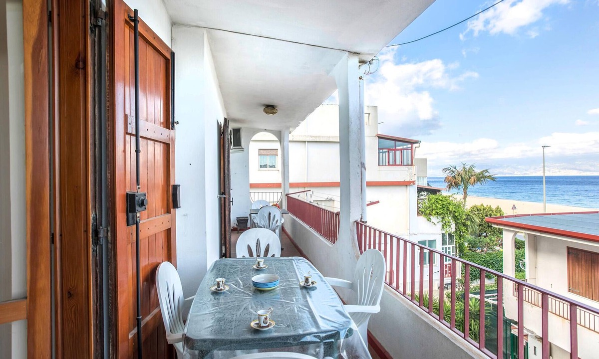 Mili San Pietro Apartment | 2 bedroom awesome apartment in Messina