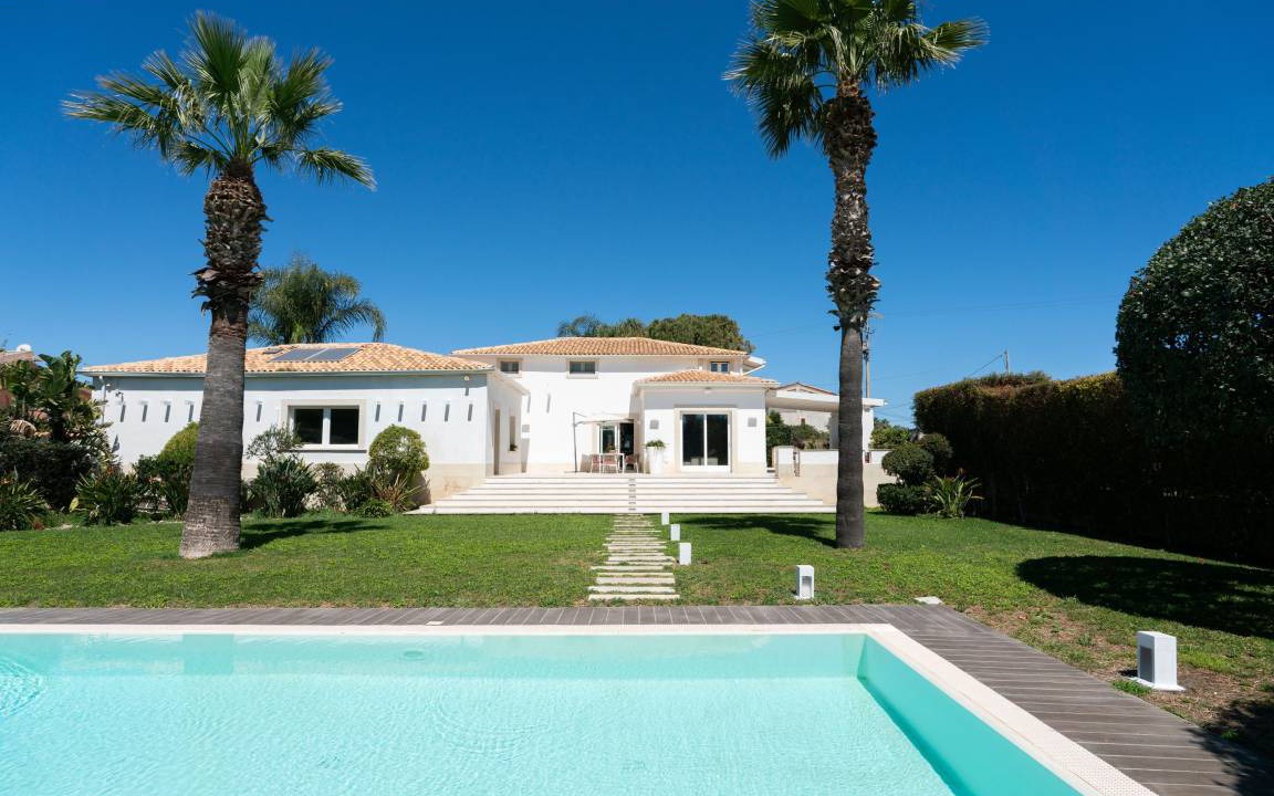 Isola Villa | 249 m² Villa ∙ 4 bedrooms ∙ 13 guests