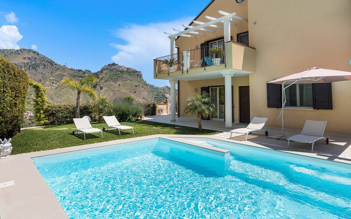 Taormina Villa | 250 m² Villa ∙ 4 bedrooms ∙ 9 guests