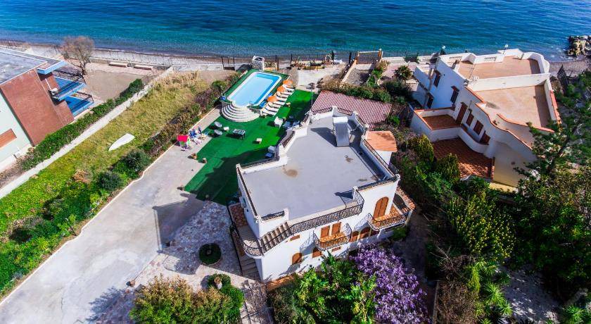 Casteldaccia Villa | 270 m² Villa ∙ 6 bedrooms ∙ 30 guests
