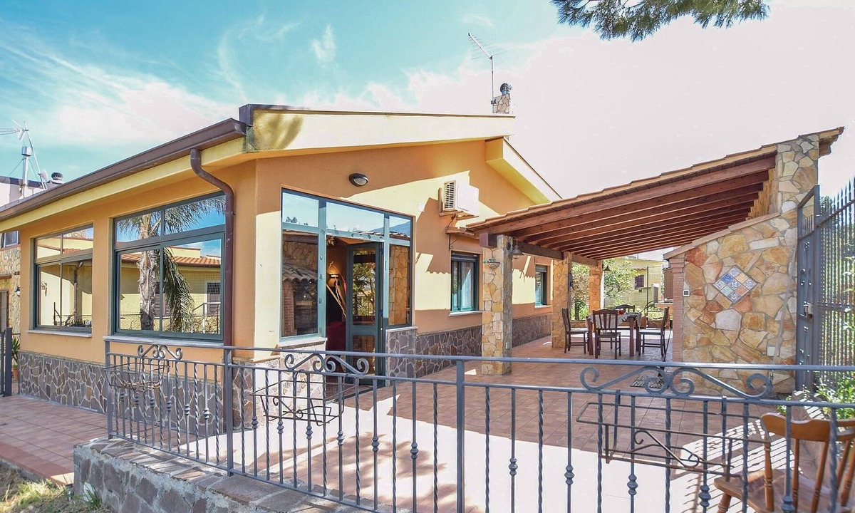 Torre Colonna-sperone House | 3 bedroom accommodation in Altavilla Milicia PA