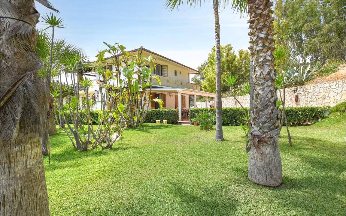 Balestrate House | 300 m² House ∙ 8 bedrooms ∙ 23 guests