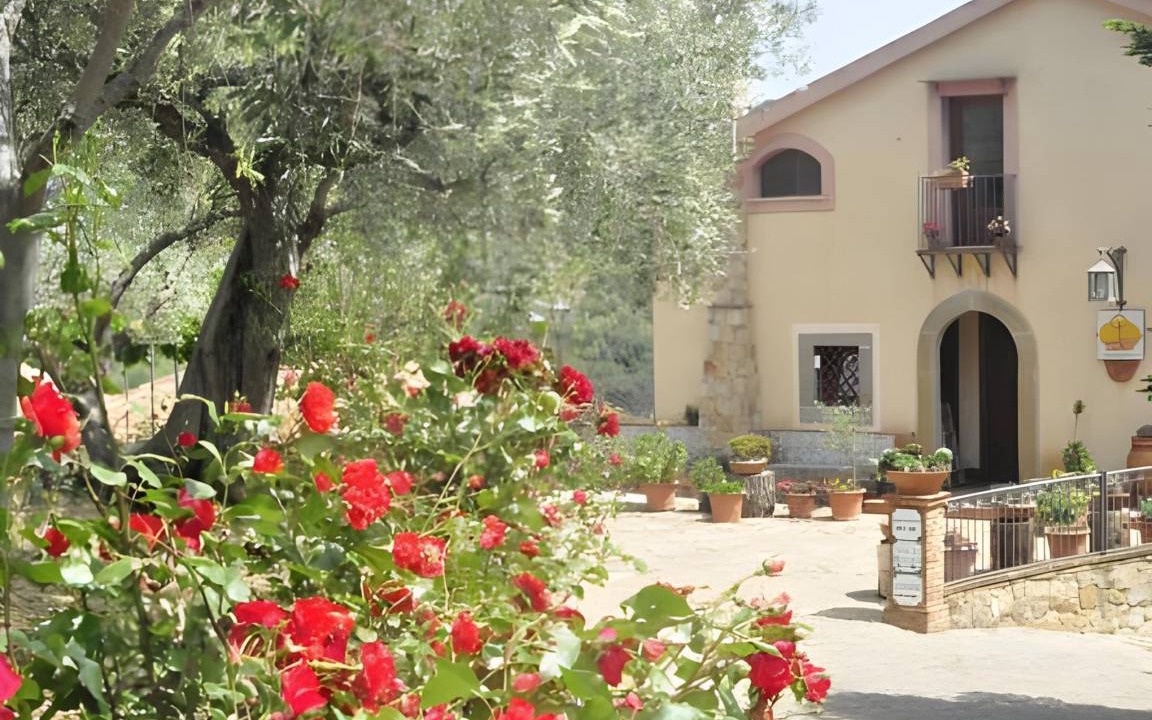 Castelbuono House | 39 m² Farmhouse ∙ 127 guests