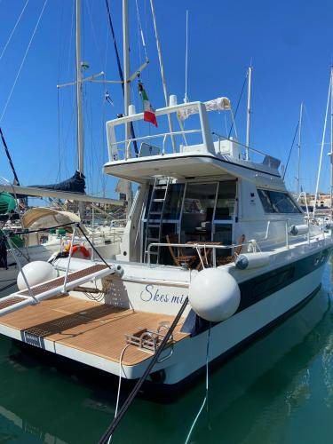 Archi Boat Rental | 55 m² Houseboat ∙ 3 bedrooms ∙ 6 guests