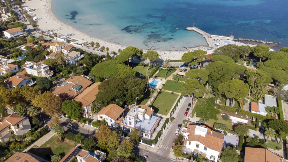Mondello Villa | 550 m² Villa ∙ 5 bedrooms ∙ 10 guests