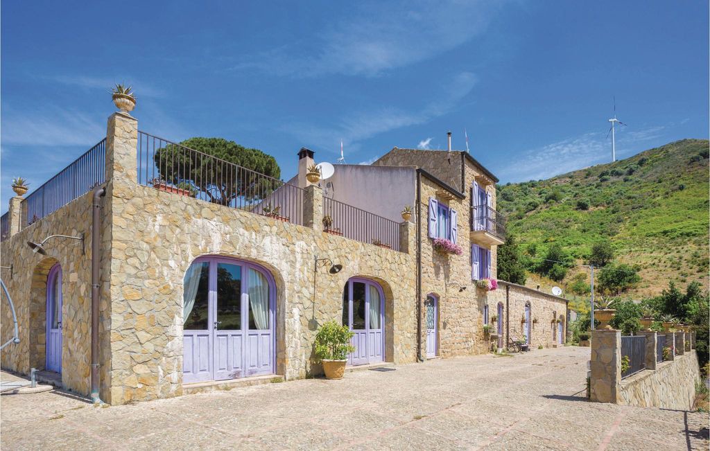 Caccamo House | 6 bedroom accommodation in Caccamo (PA)