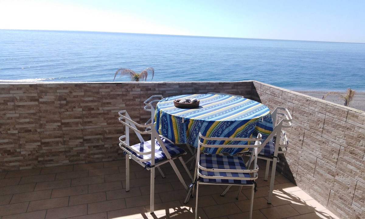 Roccalumera House | A WINDOW ON THE SEA