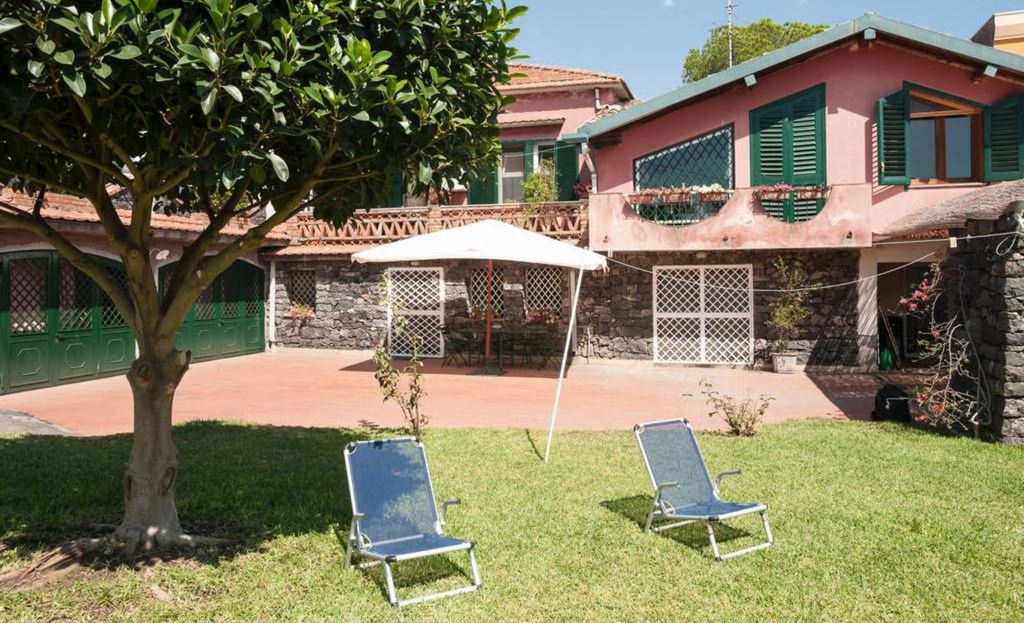 Acireale Apartment | Acireale B&B Double AC bedroom in villa with g
