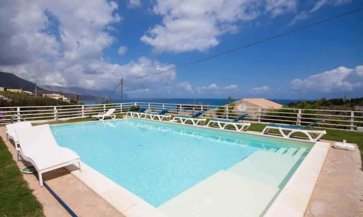 Alcamo Historic Center Villa | Aesthetic Villa With Colorful Surroundings And Pool