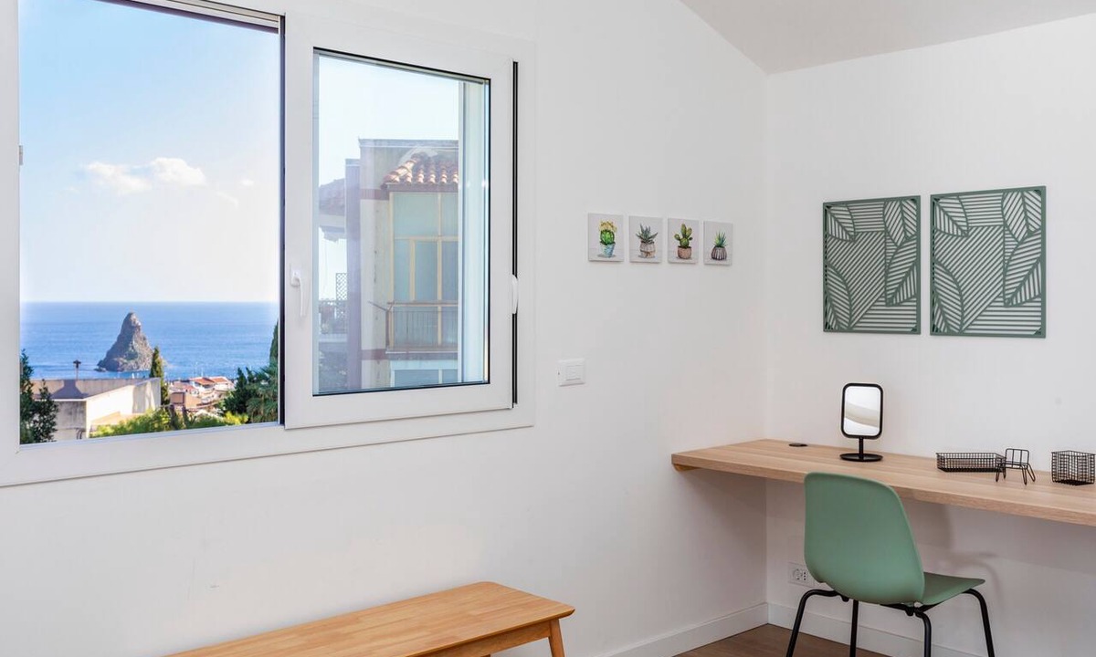Aci Trezza Apartment | Apartment 'Antonia House' with Sea View, Wi-Fi and Air Conditioning