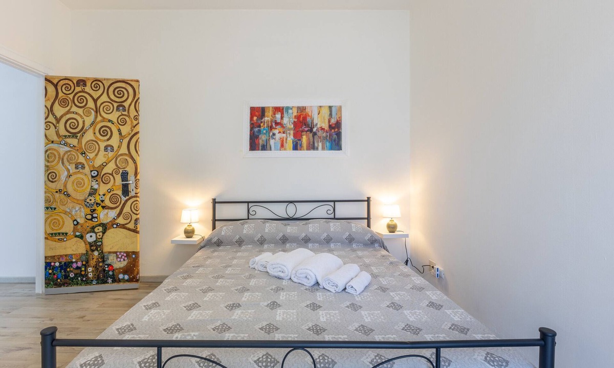 Comiso Apartment | Apartment 'Bilocale In Villa Con Piscina' with Mountain View, Shared Pool and Wi-Fi