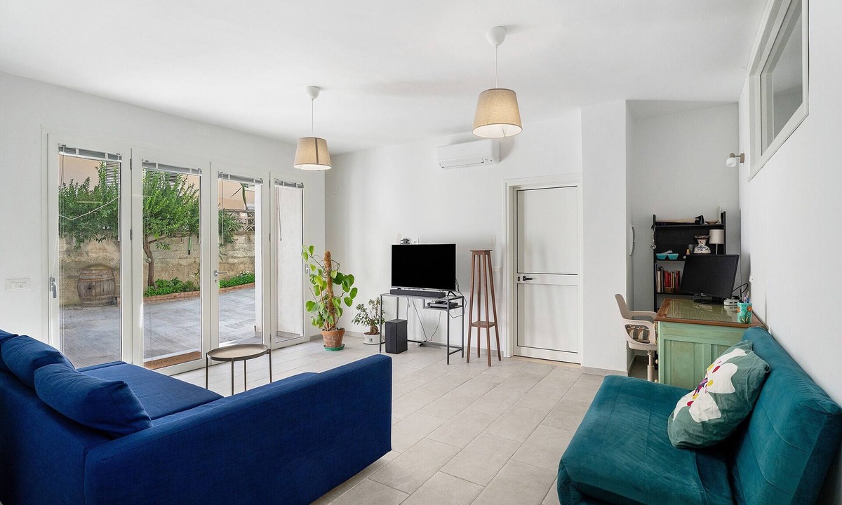 Agropoli Apartment | Apartment Calia with Private Garden, Wi-Fi and Air Conditioning