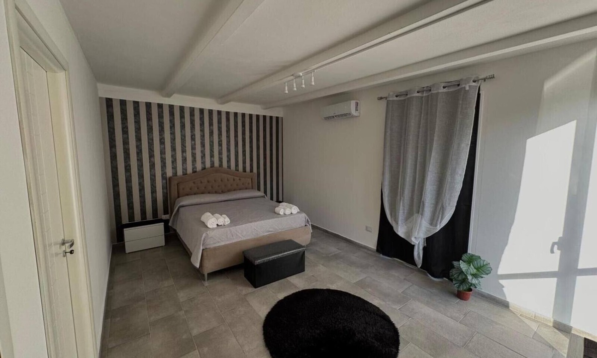 Carlentini Apartment | Apartment 'Camera Luna' with Shared Pool, Wi-Fi and Air Conditioning
