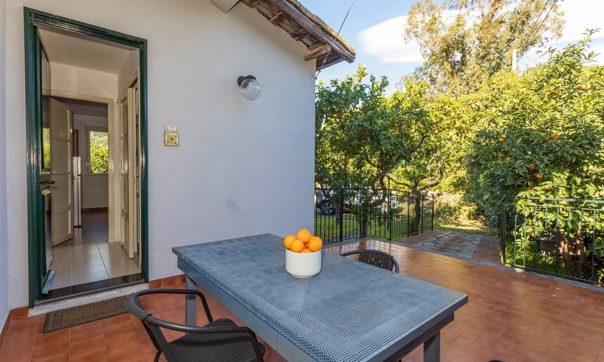 Scillichenti Apartment | Apartment 'Casa Dell'Eucalyptus - Girasole Blu' with Mountain View, Wi-Fi and Air Conditioning