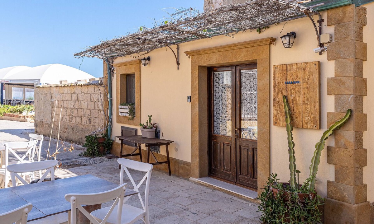 Marzamemi Apartment | Apartment 'Casamari in the Center of Marzamemi' with Wi-Fi and Air Conditioning