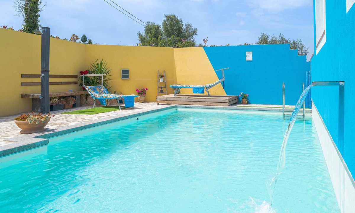 Noto Marina Apartment | Apartment 'Cascina Di Barone - Vista Mare' with Sea View, Wi-Fi and Air Conditioning