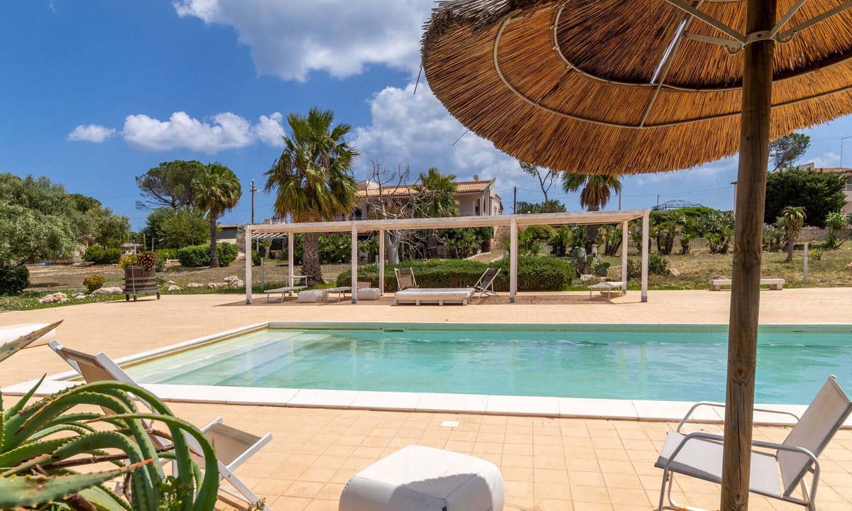 Isola Apartment | Apartment 'Depandance Pat' with Sea View, Shared Pool and Air Conditioning