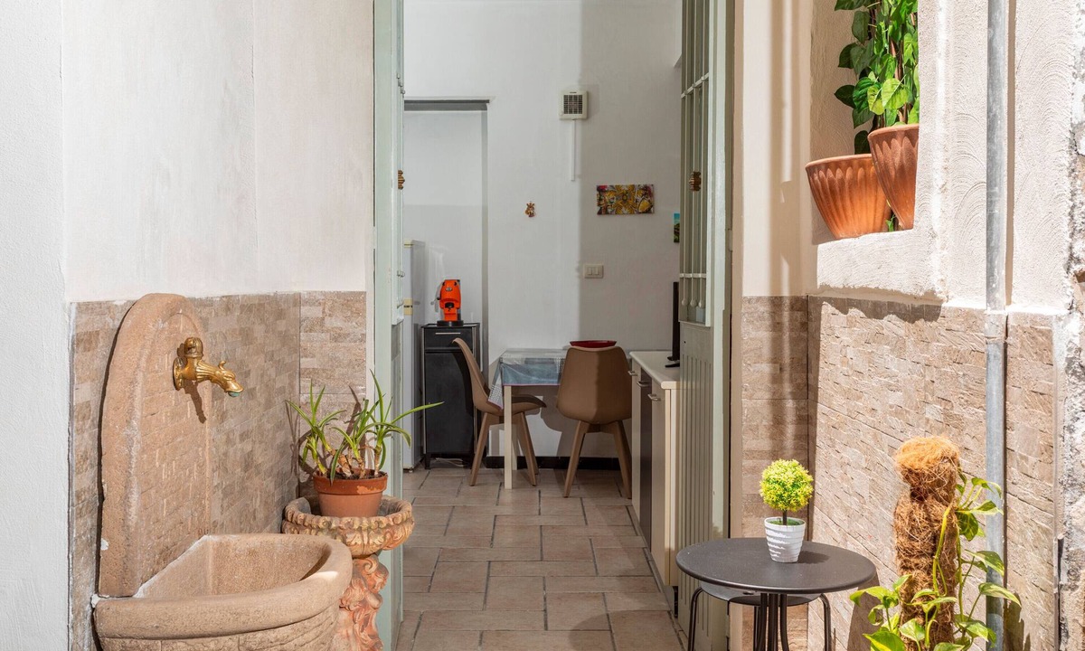 Borgo-Sanzio Apartment | Apartment 'Giulia's Home - Borgo' with Private Terrace, Wi-Fi and Air Conditioning