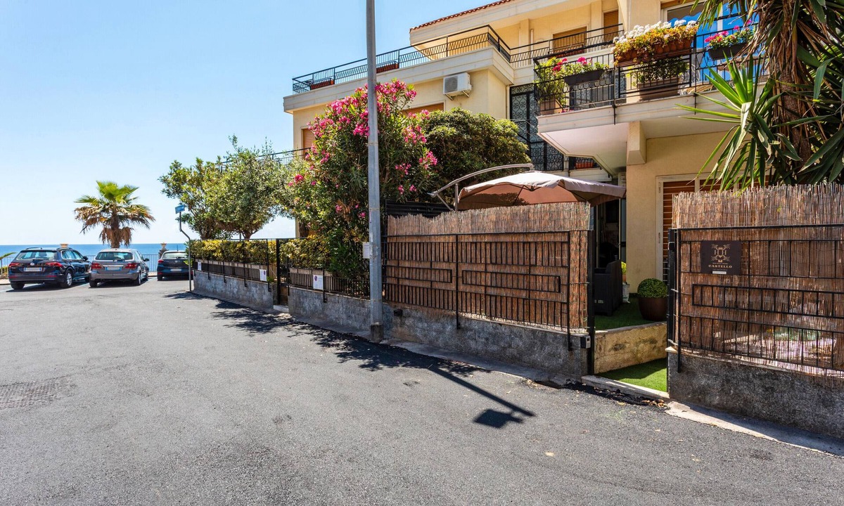 Aci Castello Apartment | Apartment 'Holiday Home Castello' with Sea View, Wi-Fi and Air Conditioning
