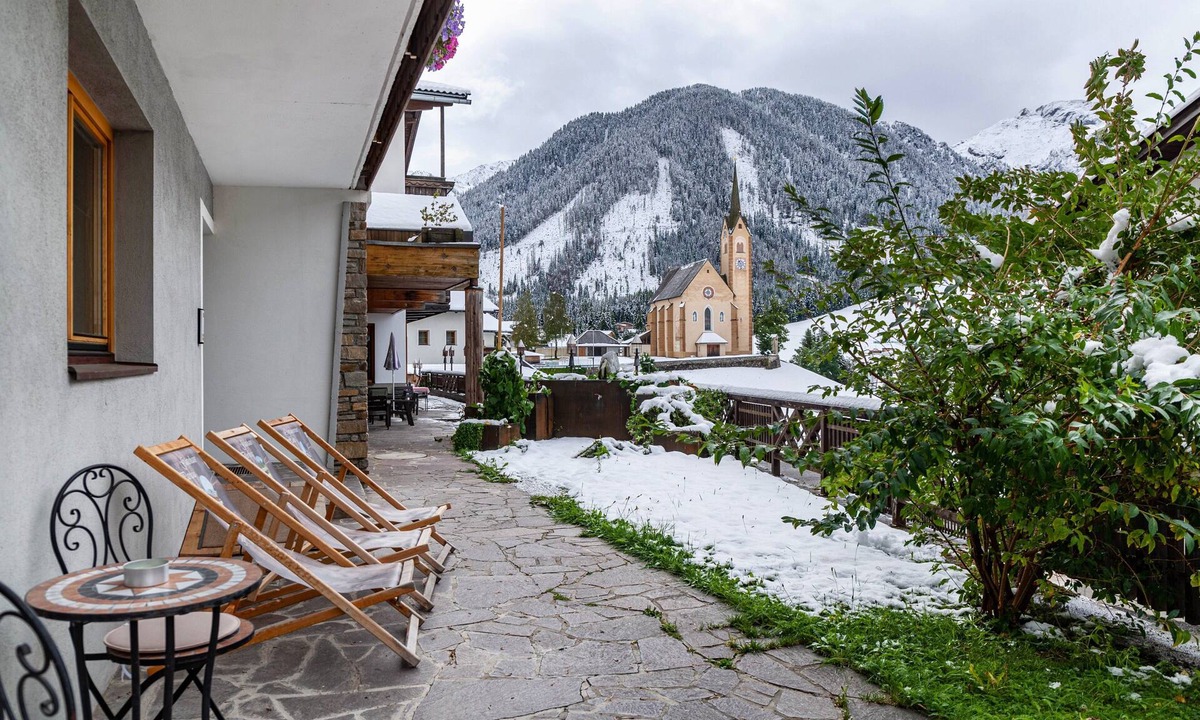 Kartitsch Apartment | Apartment 'Hotel Sonnblick - Wohnung Klaus' with Mountain View, Shared Terrace and Wi-Fi