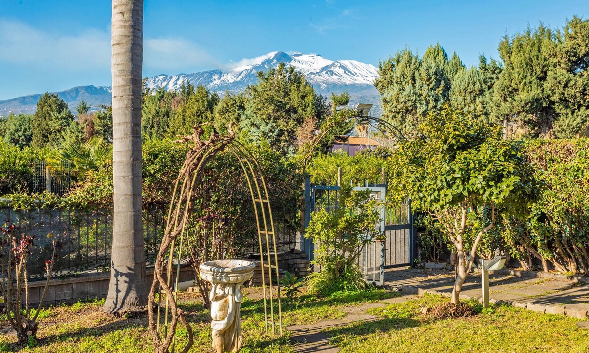 Fondachello Apartment | Apartment 'Il Giardino Delle Ninfe' with Mountain View, Wi-Fi and Air Conditioning