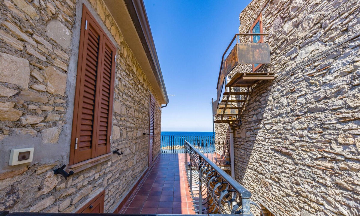 Patti Apartment | Apartment 'La Risacca Suite' with Sea View, Private Terrace and Air Conditioning