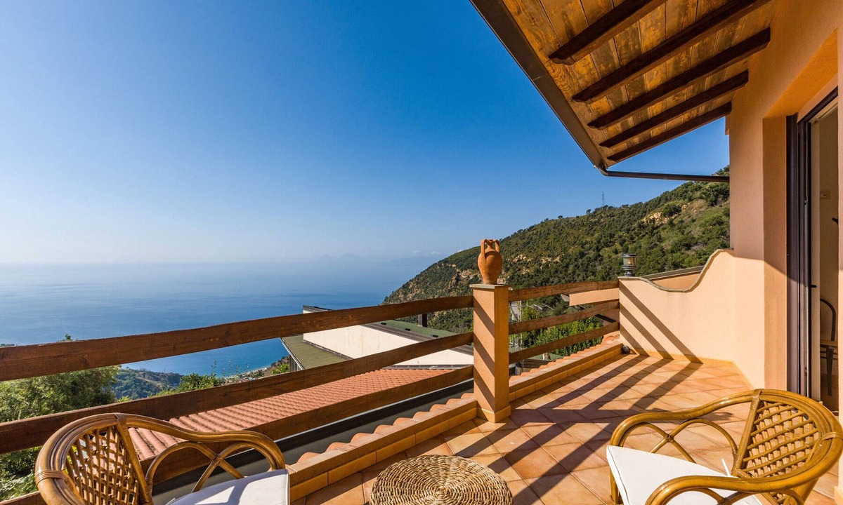 Gioiosa Marea Apartment | Apartment 'Mandorlo' with Sea View, Private Terrace and Wi-Fi