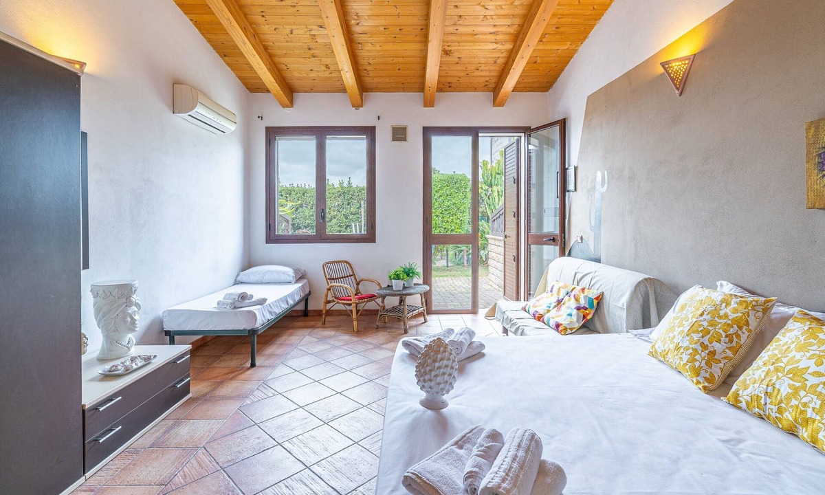 Arenella Apartment | Apartment 'Pathos Retreat Carrubbo' with Shared Pool, Wi-Fi and Air Conditioning