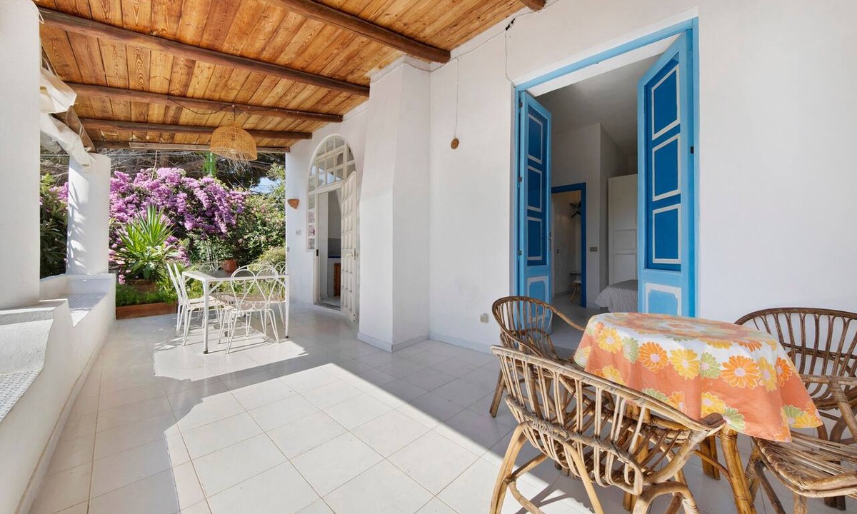 Lingua Apartment | Apartment 'Quadara - Il Nido' with Sea View, Private Terrace and Shared Garden