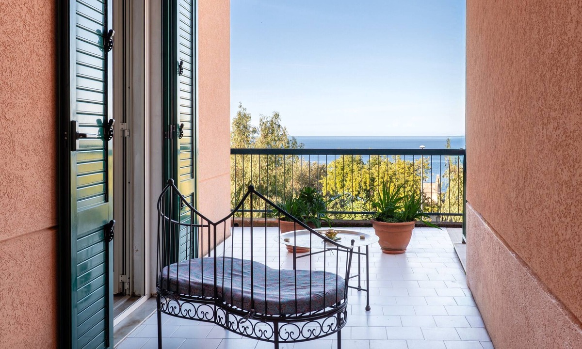 Cefalu Apartment | Apartment 'Terrazzo Eucalipto' with Sea View, Wi-Fi and Air Conditioning