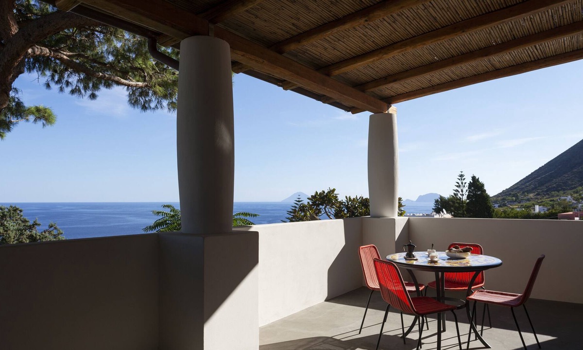 Malfa Apartment | Apartment with spacious terrace overlooking the sea in a villa with swimming pool and garden