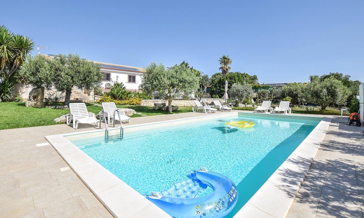 Ragusa House | Awaiting you is a cozy vacation apartment on a beautiful estate near Ragusa.