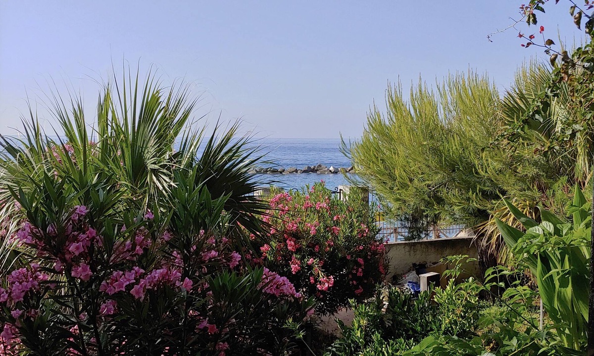Province of Messina House | Beachfront townhouse