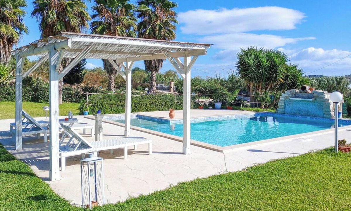 Noto Villa | Beautiful private villa with private pool, A/C, WIFI, TV, patio, pets allowed and panoramic view