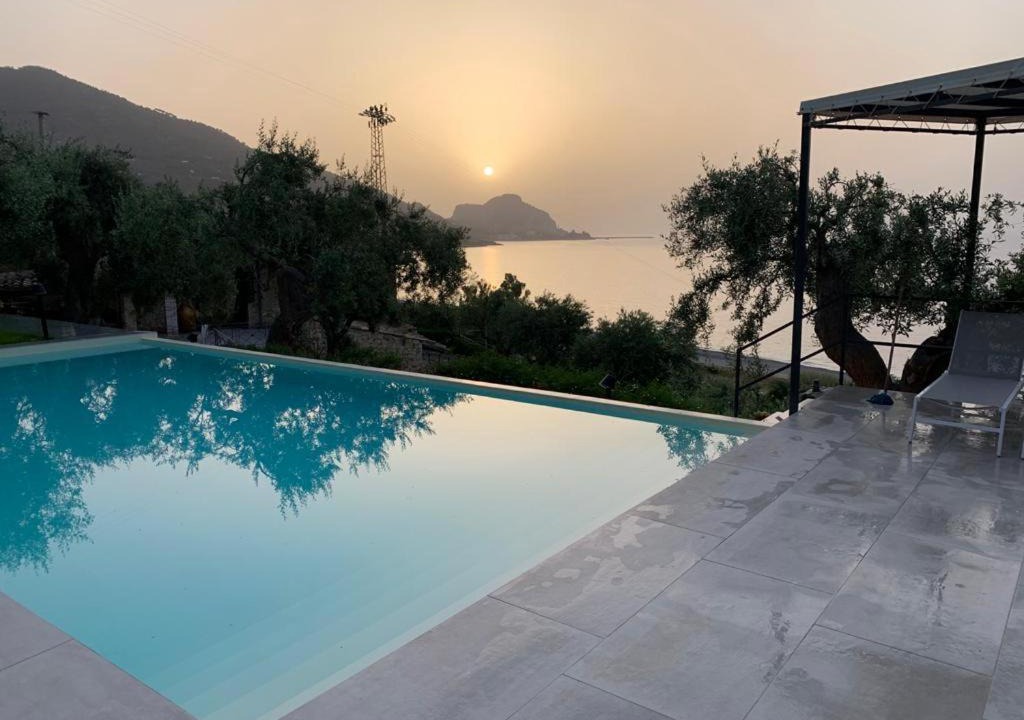 Sant'Ambrogio Villa | Beautiful villa on the seaside with pool