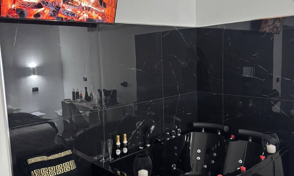 Mercato San Severino Apartment | Black and White Room with Jacuzzi