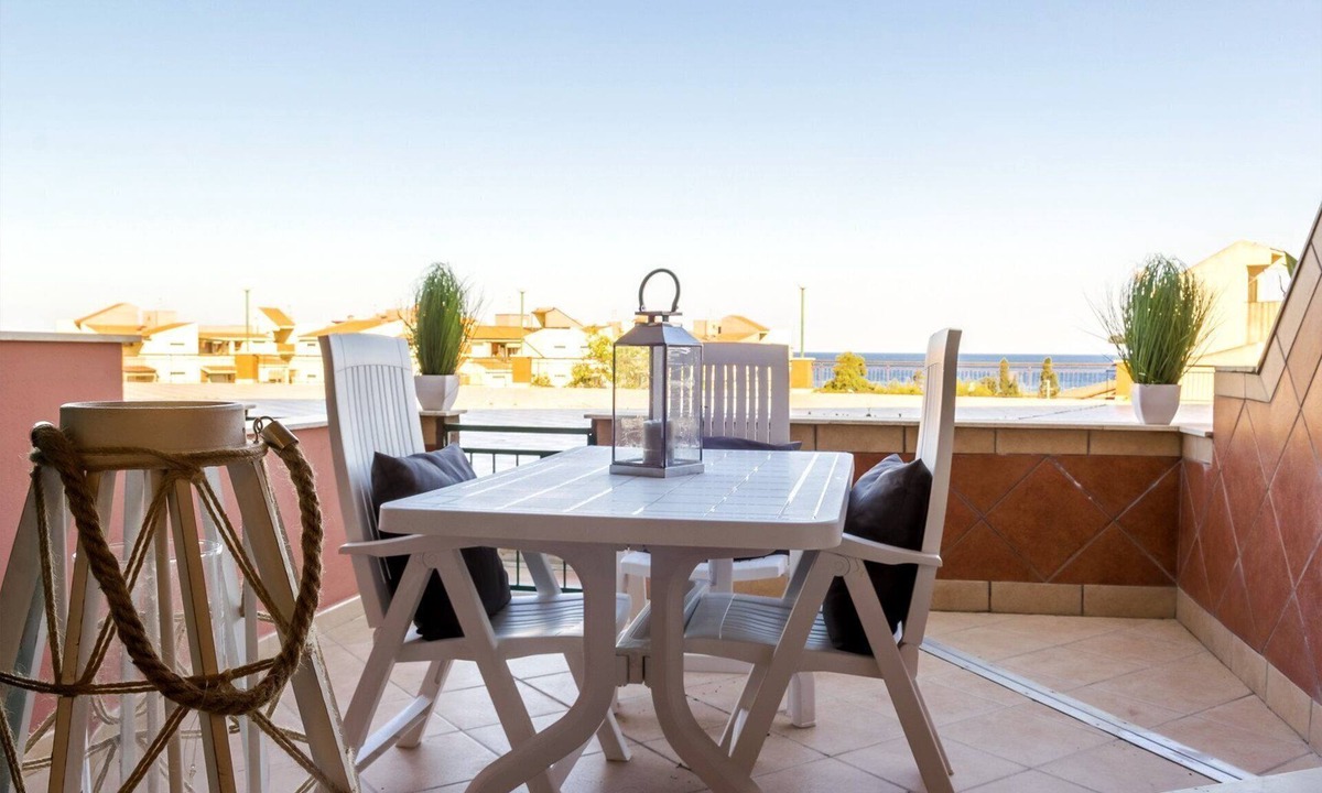 Porticato Apartment | Black D `Morgant Fly