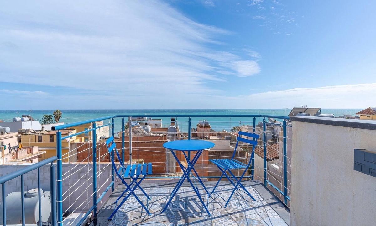 Portopalo di Capo Passero Apartment | Blue House Apartment with Terrace, Sea View, Wi-Fi and Air Conditioning