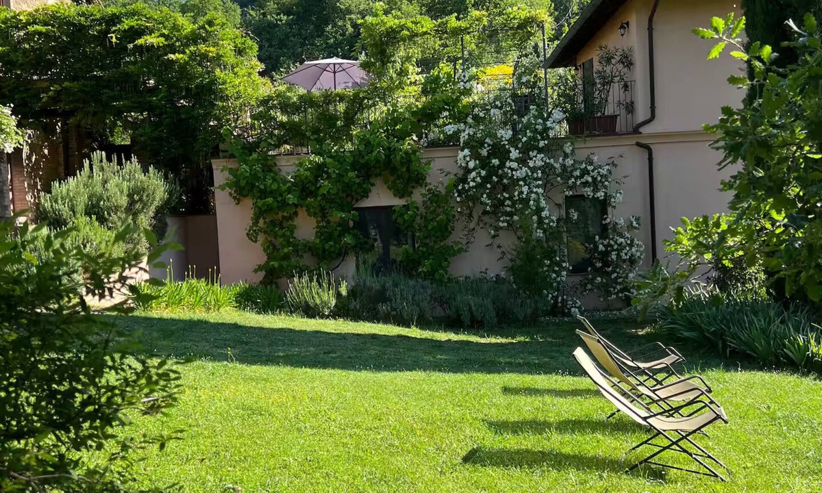 Assisi Villa | Boutique Studio Apartment in Traditional Villa, Swimming Pool, WIFI (Perugino)