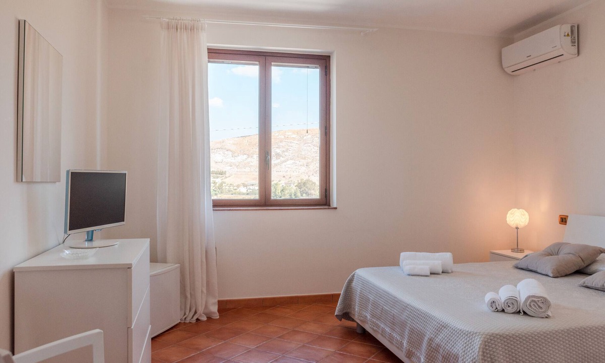 Montallegro Apartment | 'Bovo Marina' Room with Sea View, Shared Terrace and Air Conditioning