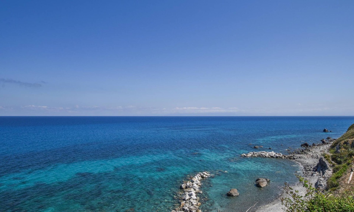 Isca Marina Apartment | Bright apartment with sea view, located on the east coast of Calabria.