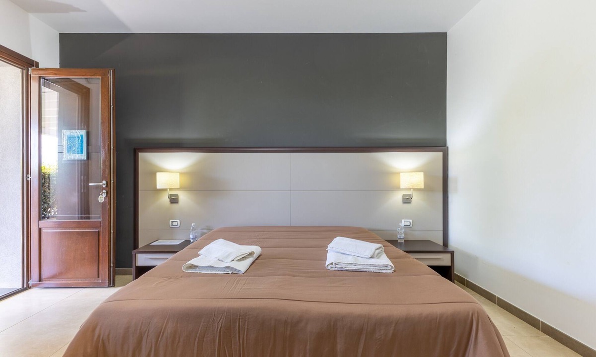 Mazzarino Apartment | 'Calura' Room with Garden View, Wi-Fi and Air Conditioning