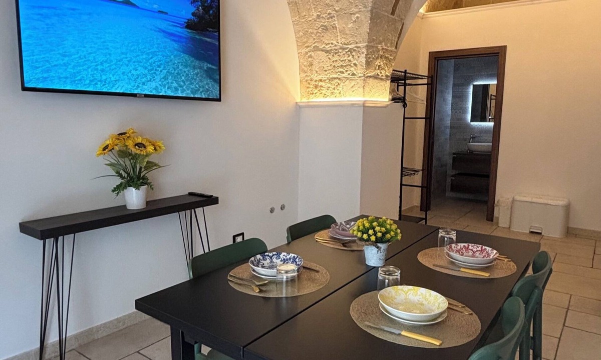 Pulsano Bed & Breakfast | Camera Il Vico – Charming Historic Room with Kitchenette, Sleeps 4