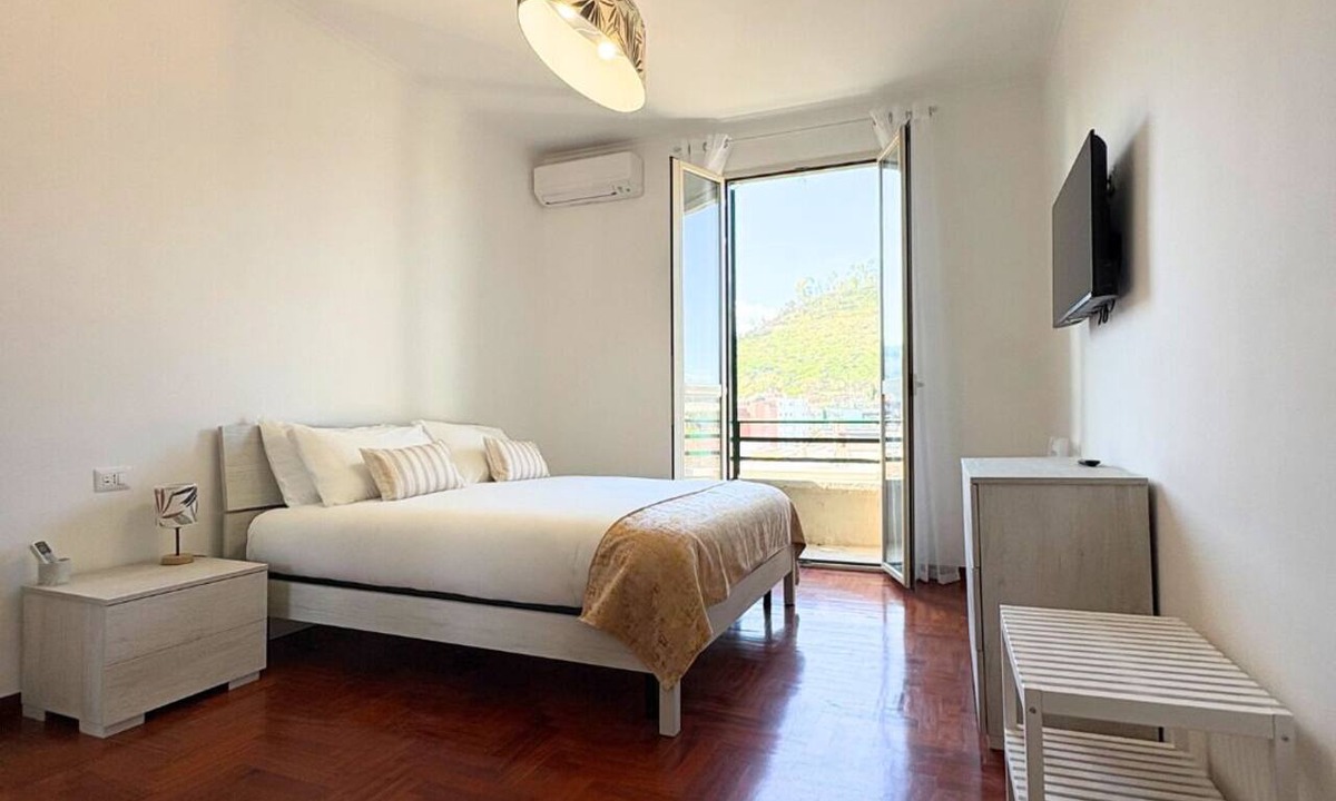 Quartiere XV Della Vittoria Apartment | Casa Alice near Vatican City - Modern, High Floor with View