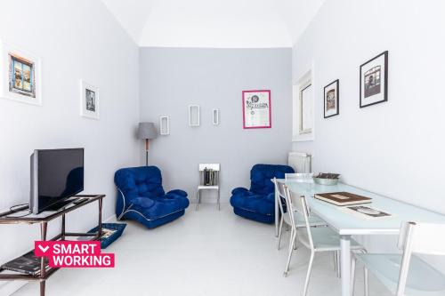 Palermo Apartment | Casa Dante with Balcony by Wonderful Italy