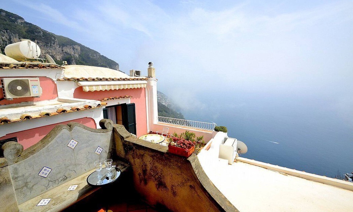 Nocelle House | Casa Osvalda: A characteristic and welcoming independent house which faces the sun and the sea, with Free WI-FI.