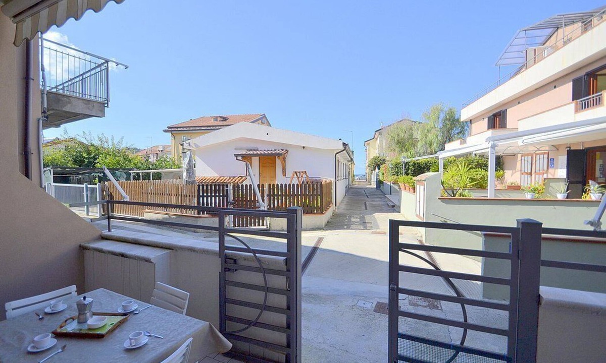 Agropoli House | Casa Pesca D: A welcoming townhouse situated at a few steps from a sandy beach, with Free WI-FI.