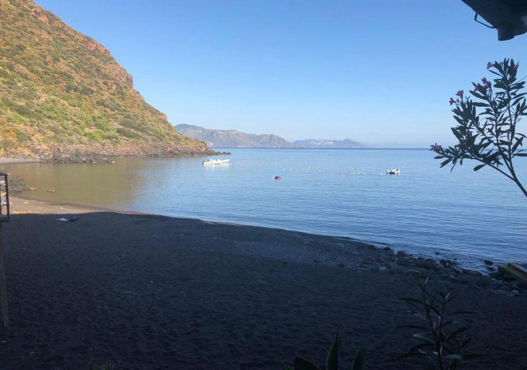 Rinella Apartment | Casa tipica eoliana sulla spiaggia nera di Rinella